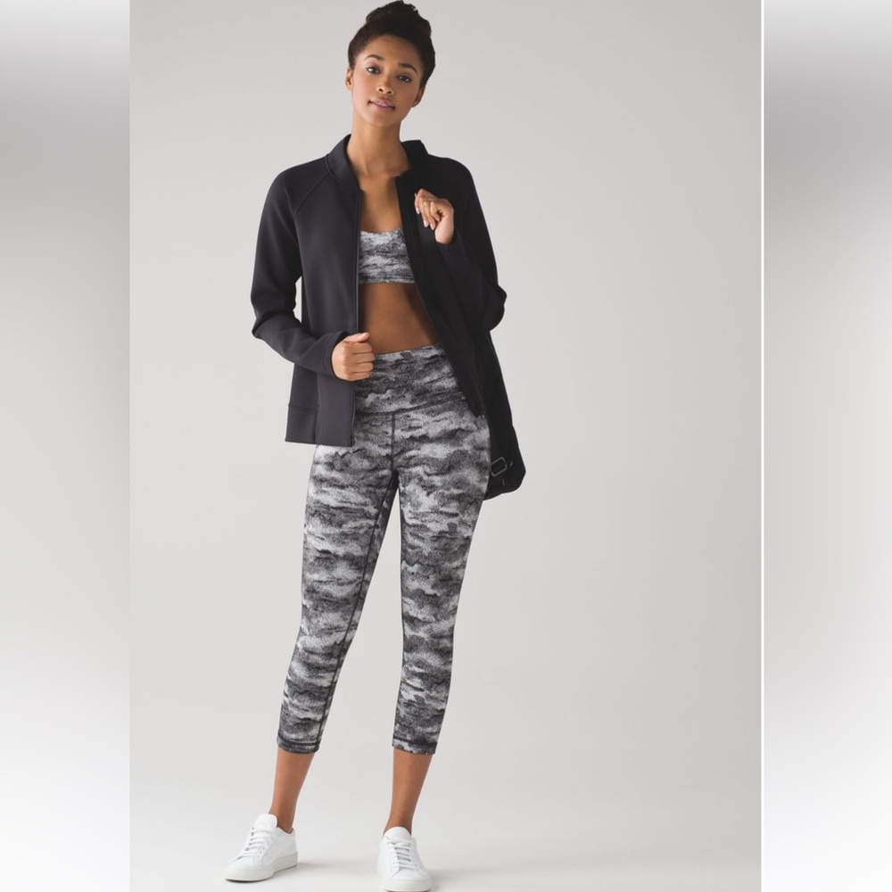 Lululemon Wonder Under Crop High Rise Tight. 21 inch. Luon Hazy Days Black/white